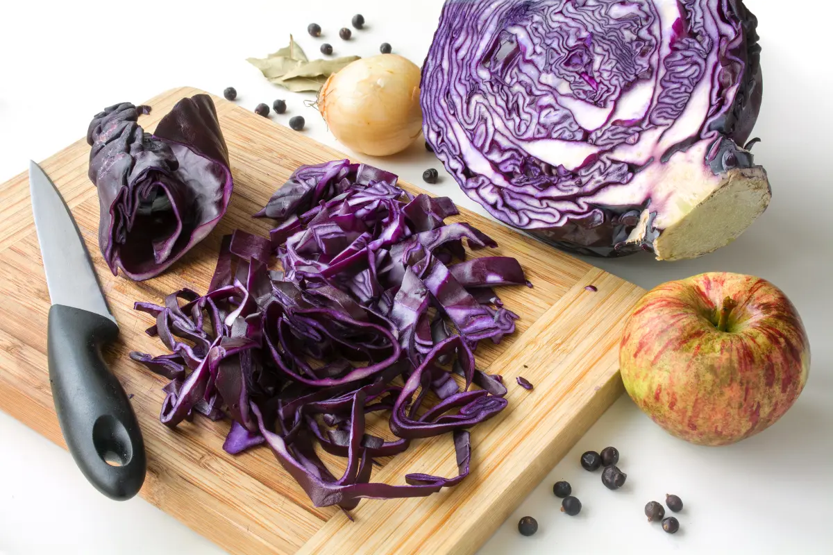 wacholder_rotkohl_apfel_holzbrett wacholder_rotkohl_apfel_holzbrett