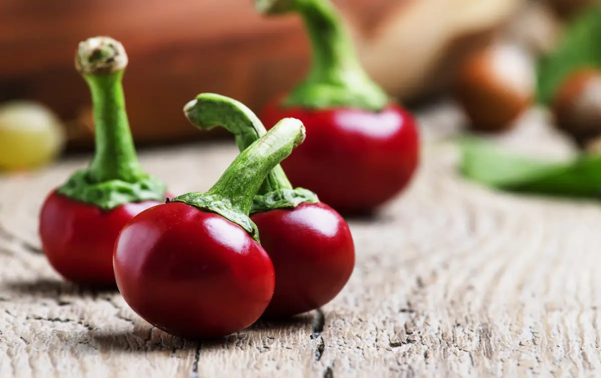 Kirschtomaten_natur_Holztisch Kirschtomaten_natur_Holztisch