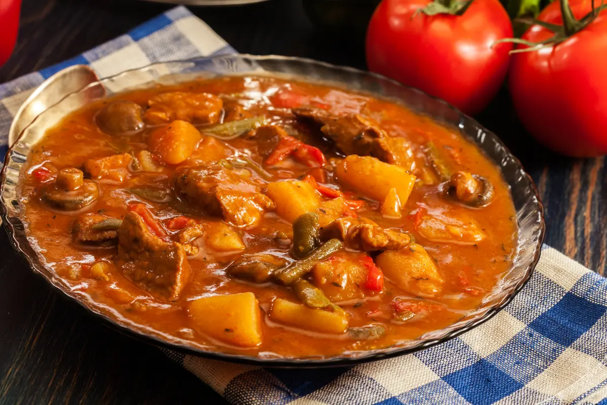 Gulasch_schuessel_kartoffeln_gemuese Gulasch_schuessel_kartoffeln_gemuese