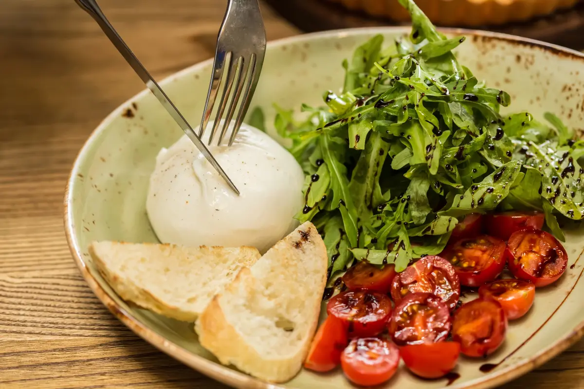 apulien_burrata_mozzarella_kaese_brot_tomate apulien_burrata_mozzarella_kaese_brot_tomate