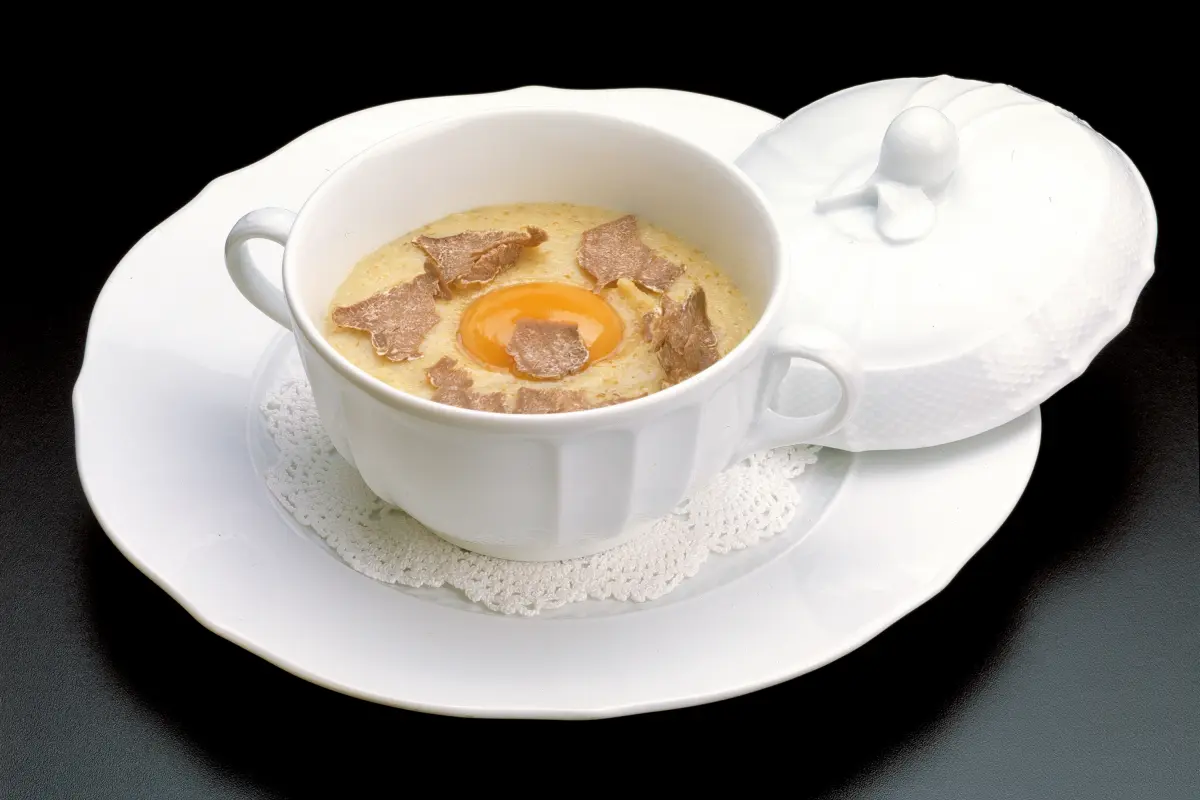 trueffel_butter_polenta_eigelb_trueffelscheiben_suppenschale trueffel_butter_polenta_eigelb_trueffelscheiben_suppenschale