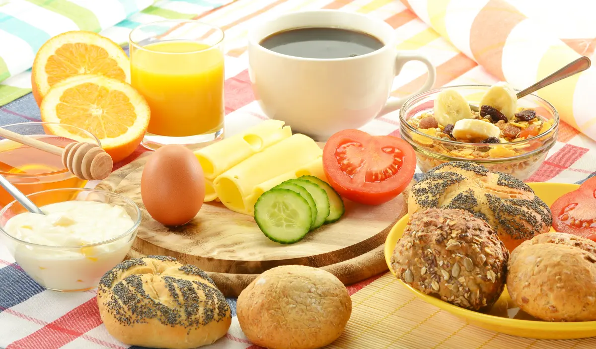 kaffee_orangensaft_ei_kaese_broetchen_obst_honig kaffee_orangensaft_ei_kaese_broetchen_obst_honig