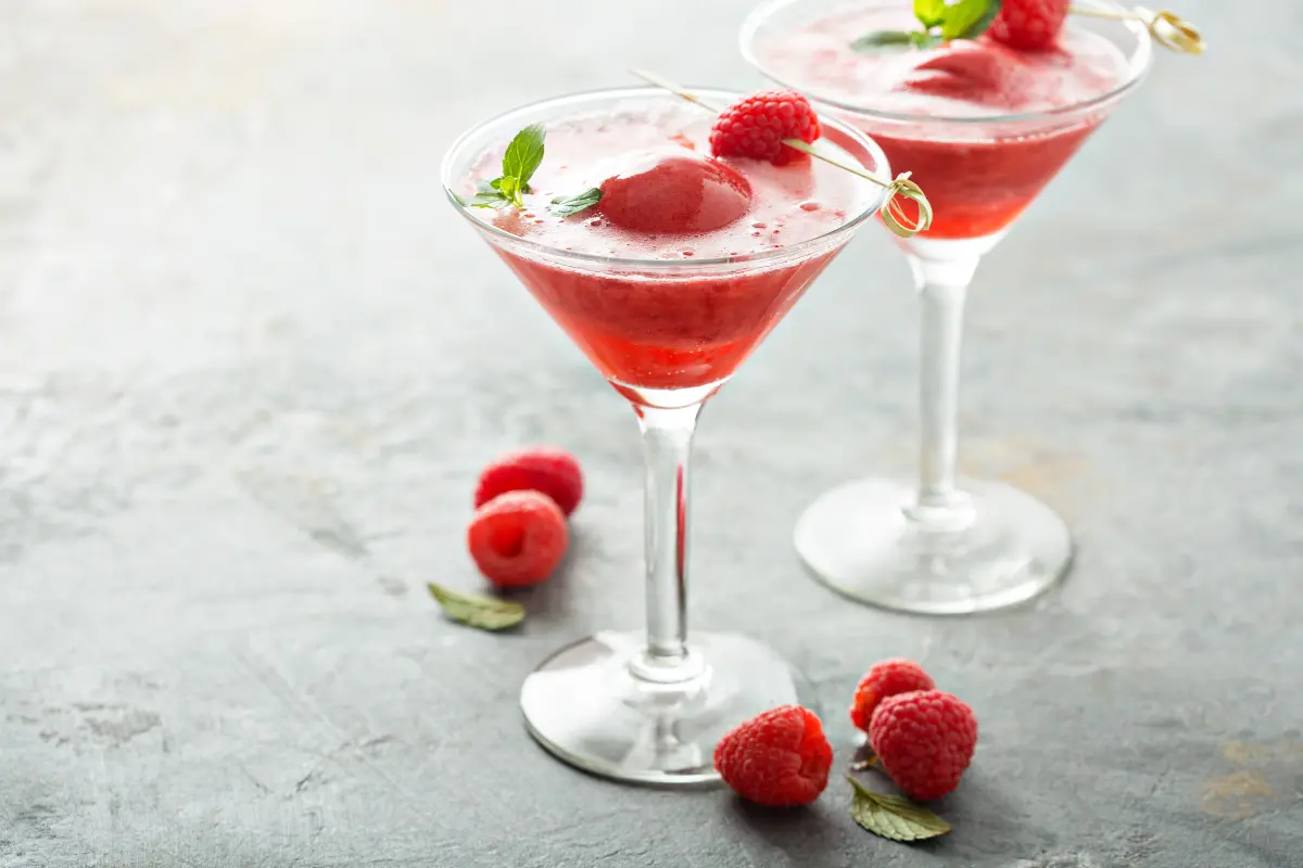fragolino_beerencocktail_mit_sorbet_martiniglas fragolino_beerencocktail_mit_sorbet_martiniglas