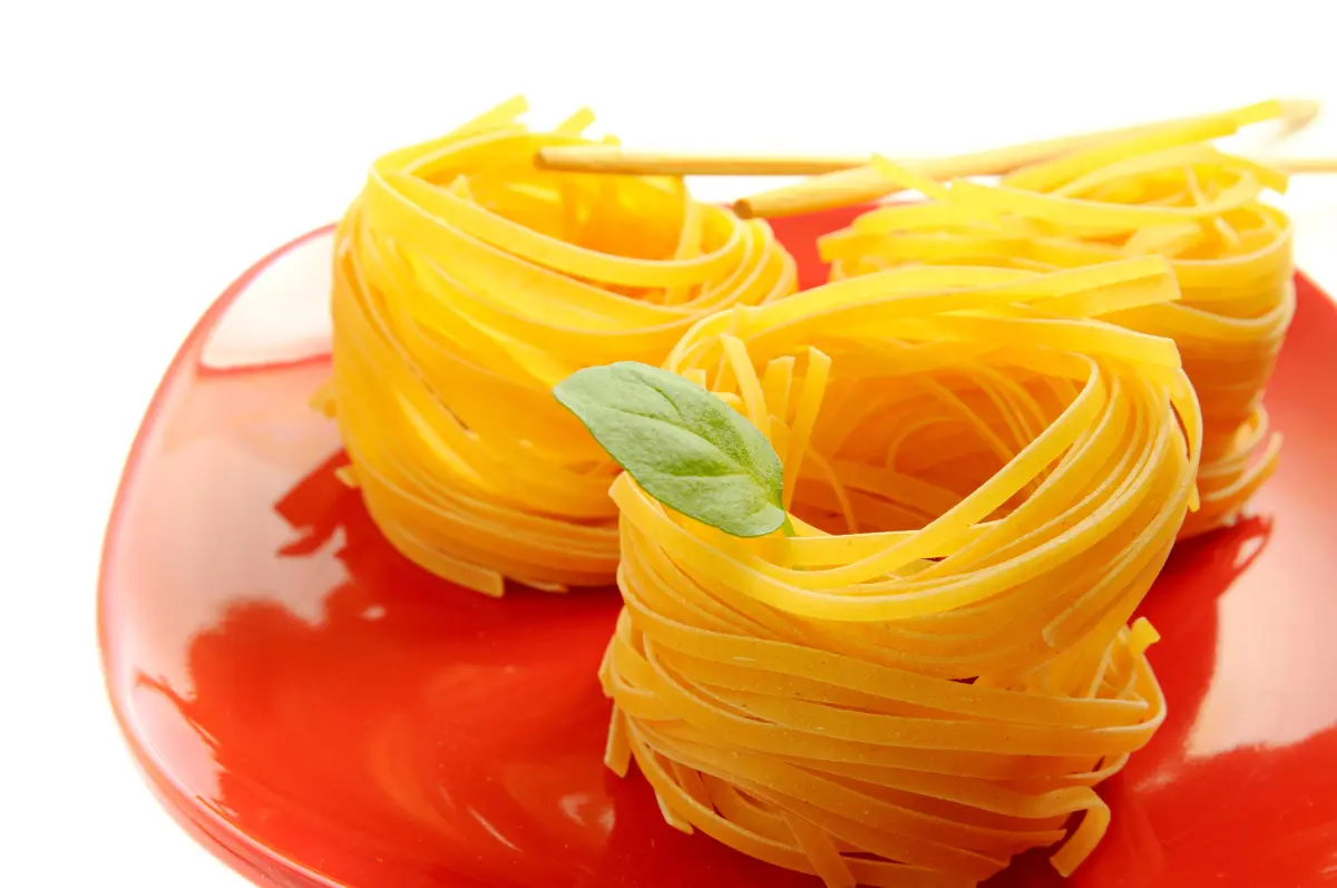 Tagliolini_Nudelnester_Basilikumblatt Tagliolini_Nudelnester_Basilikumblatt