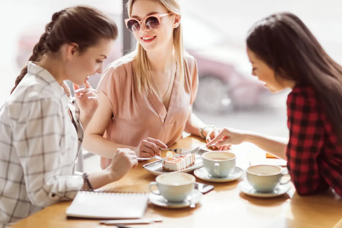 kaffee_spezialitaeten_maedchen_junge_frauen_pause_kuchen kaffee_spezialitaeten_maedchen_junge_frauen_pause_kuchen
