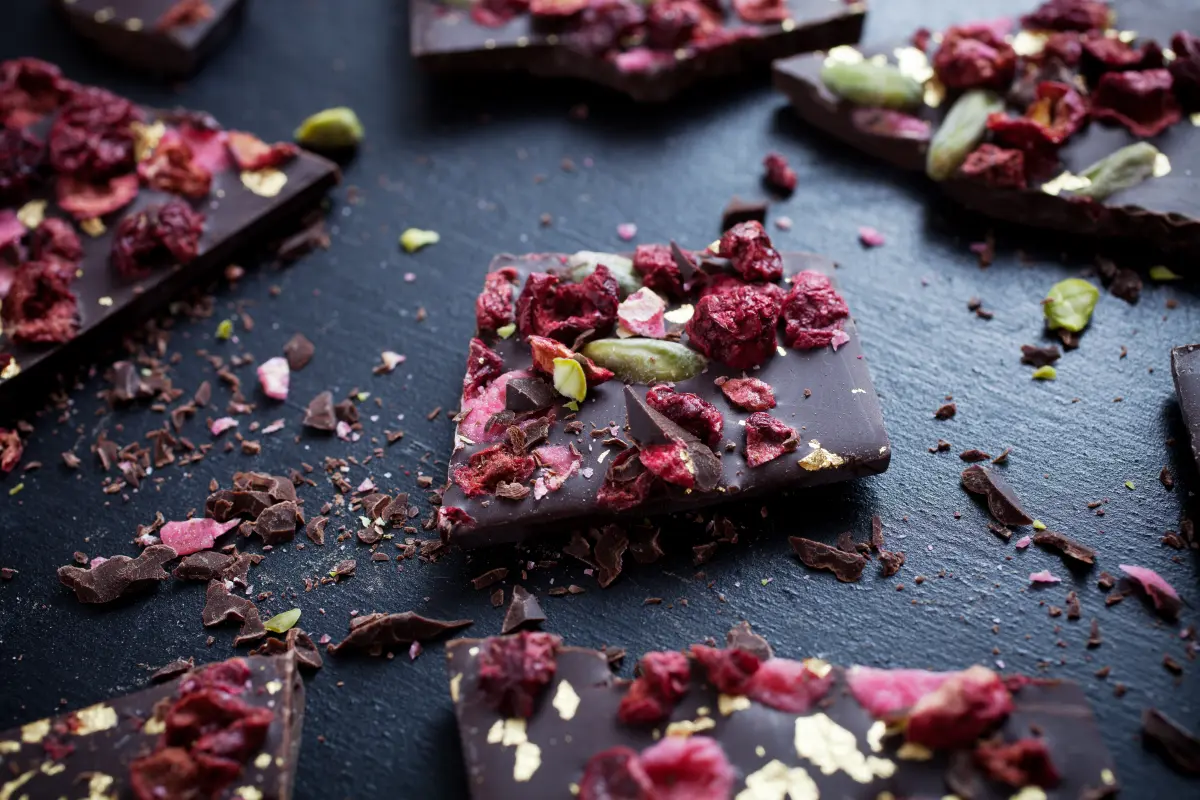 blattgold_hangemachte_schokolade_beeren_pistazien blattgold_hangemachte_schokolade_beeren_pistazien