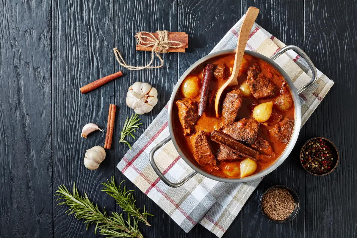 Zimt_griechischer_Eintopf_Stifado_Rindfleisch_Gewuerze Zimt_griechischer_Eintopf_Stifado_Rindfleisch_Gewuerze