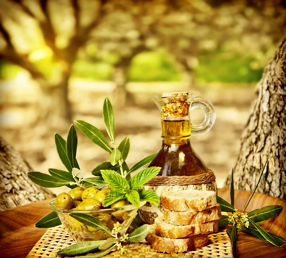 olivenernle_baueme_brot_oel_flasche_tisch_oliven_kraueter olivenernle_baueme_brot_oel_flasche_tisch_oliven_kraueter