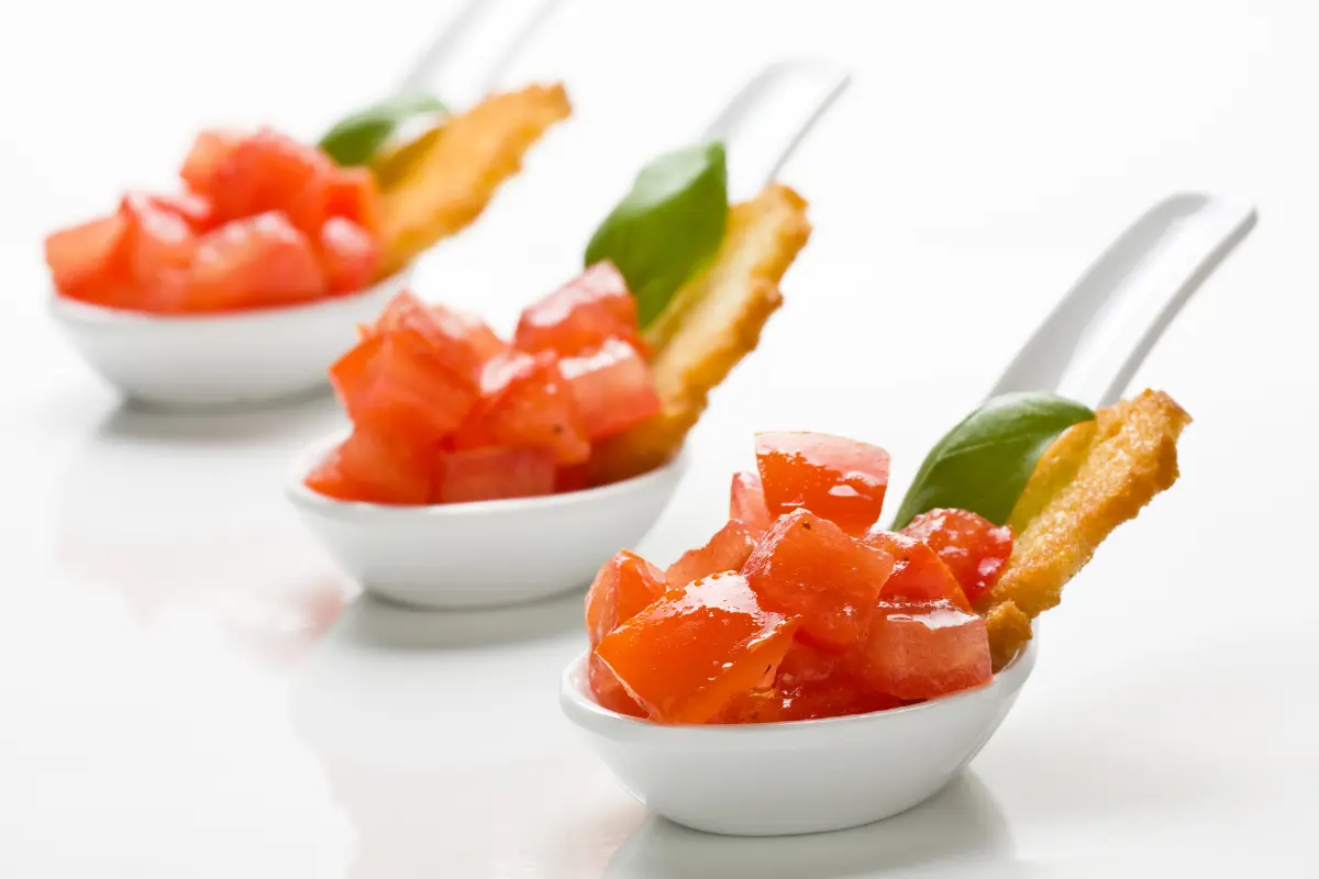 Tomatenwuerfel_im_Vorspeisenloeffel Tomatenwuerfel_im_Vorspeisenloeffel