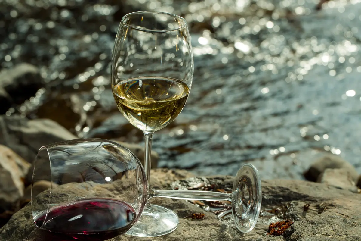 weisswein_meeresufer_glas_steine weisswein_meeresufer_glas_steine