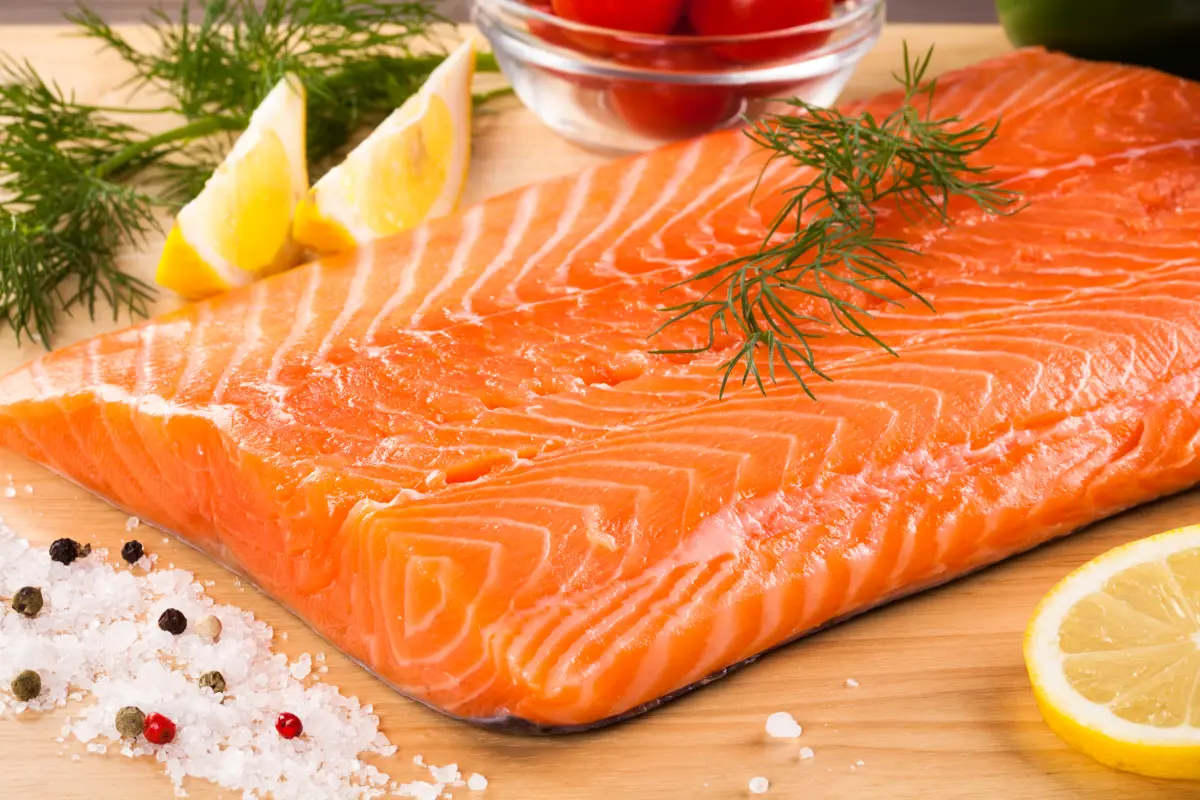 dill_lachsfilet_schneidebrett_zitrone_pfefferkoerner dill_lachsfilet_schneidebrett_zitrone_pfefferkoerner