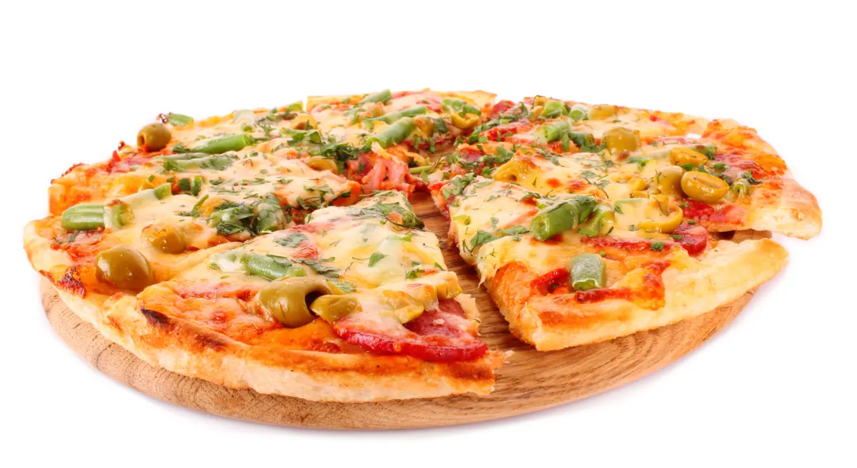gruene_oliven_pizza_auf_holzbrett gruene_oliven_pizza_auf_holzbrett