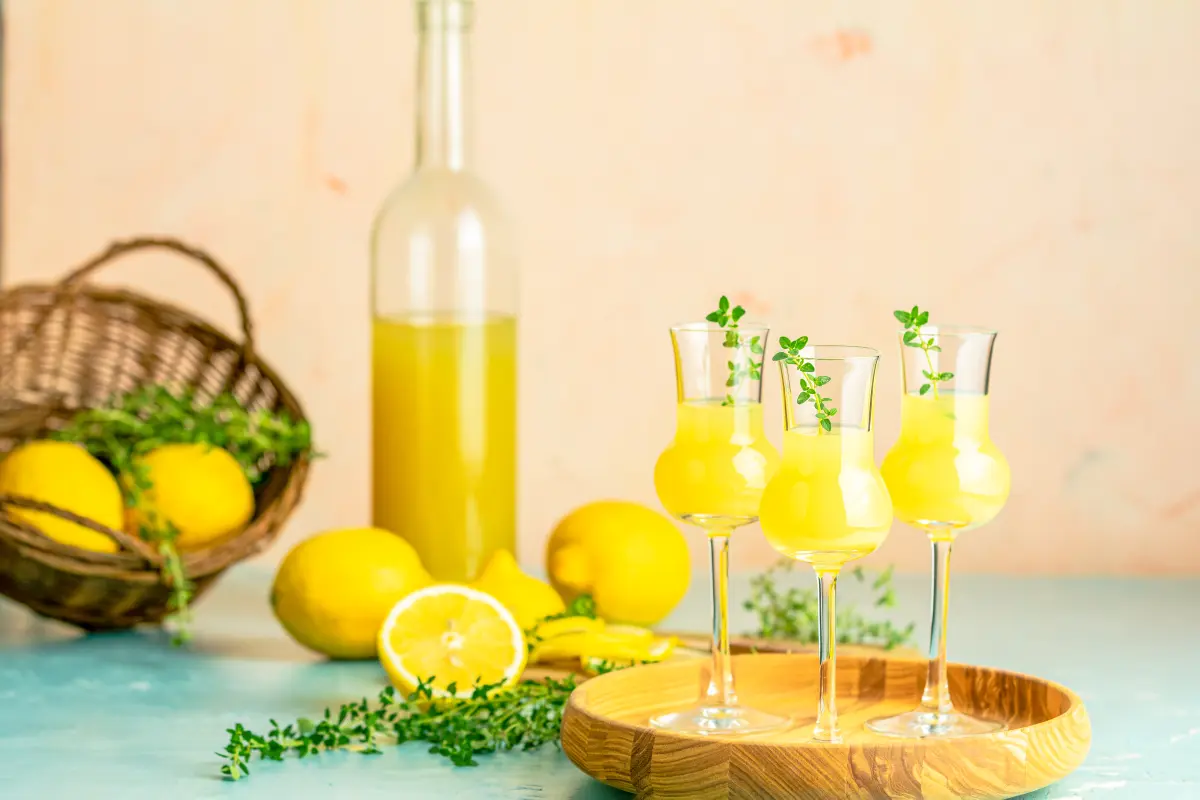 limoncello_grappa_glas_thymian_zitronen limoncello_grappa_glas_thymian_zitronen
