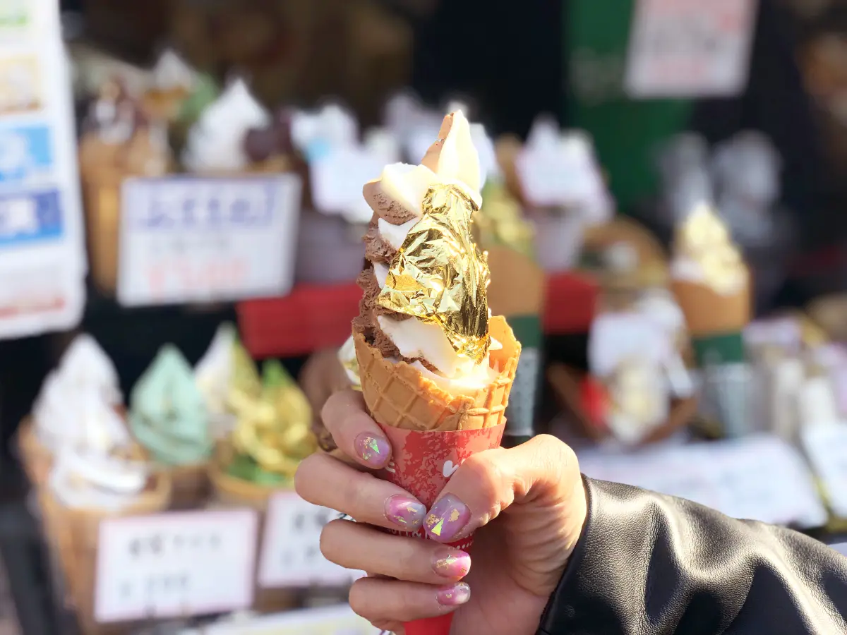 blattgold_eistuete_waffel_hand_streetfood_japan blattgold_eistuete_waffel_hand_streetfood_japan