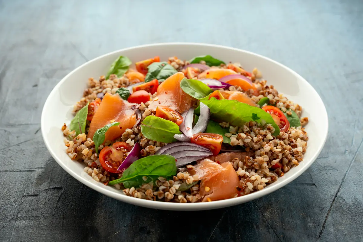 kala_namak_buchweizensalat_zwiebel_lachs_kirschtomate kala_namak_buchweizensalat_zwiebel_lachs_kirschtomate