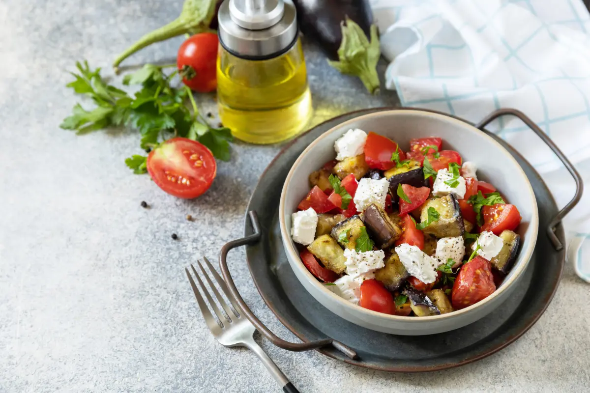essig_vegetarisch_aubergine_tomate_schafskaese_salat_olivenoel_mediterran essig_vegetarisch_aubergine_tomate_schafskaese_salat_olivenoel_mediterran