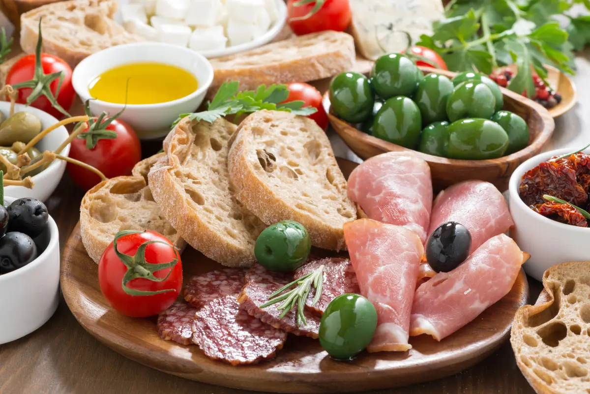gruene_oliven_antipasti_frischkaese_wurst_italien gruene_oliven_antipasti_frischkaese_wurst_italien