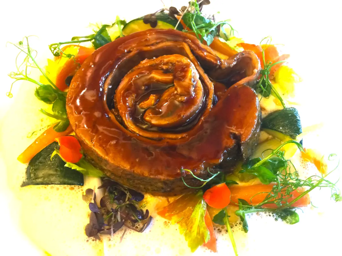 Gefuellte_Kalbsbrust_auf_cremiger_Polenta_kraueter_blueten_gemuese Gefuellte_Kalbsbrust_auf_cremiger_Polenta_kraueter_blueten_gemuese