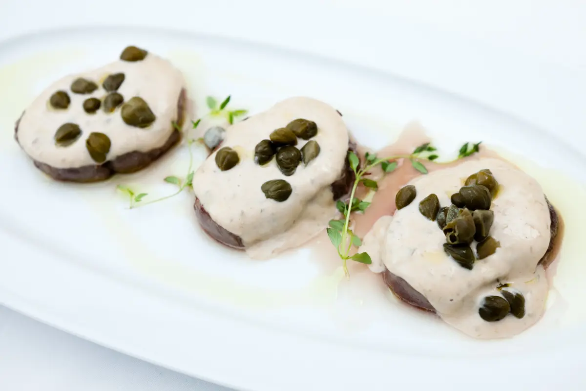 kalb_thunfisch_kapern_sauce kalb_thunfisch_kapern_sauce