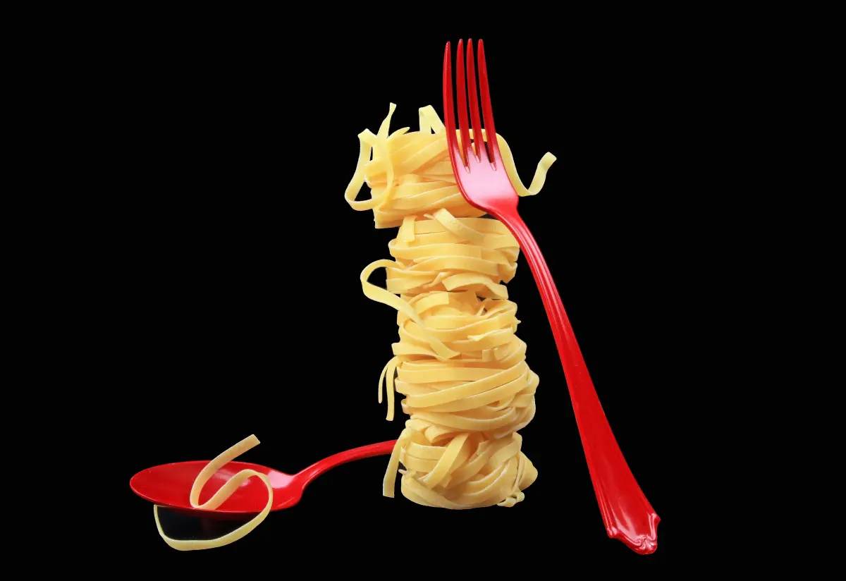 tagliolini_nudelnester_turm_rote_gabel_roter_loeffel tagliolini_nudelnester_turm_rote_gabel_roter_loeffel