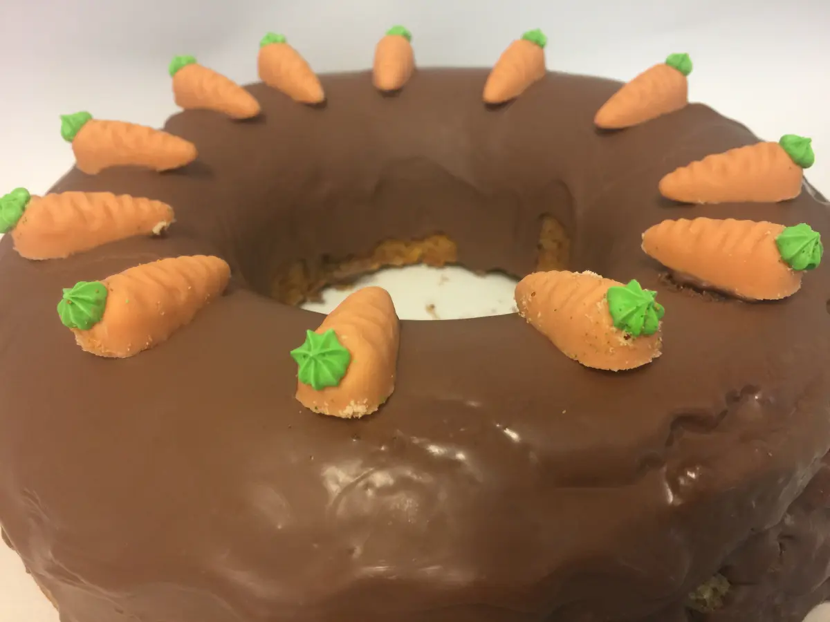 kuchen_ruebli_am_stueck_emolino_karotten_schokoladen_kuchen kuchen_ruebli_am_stueck_emolino_karotten_schokoladen_kuchen