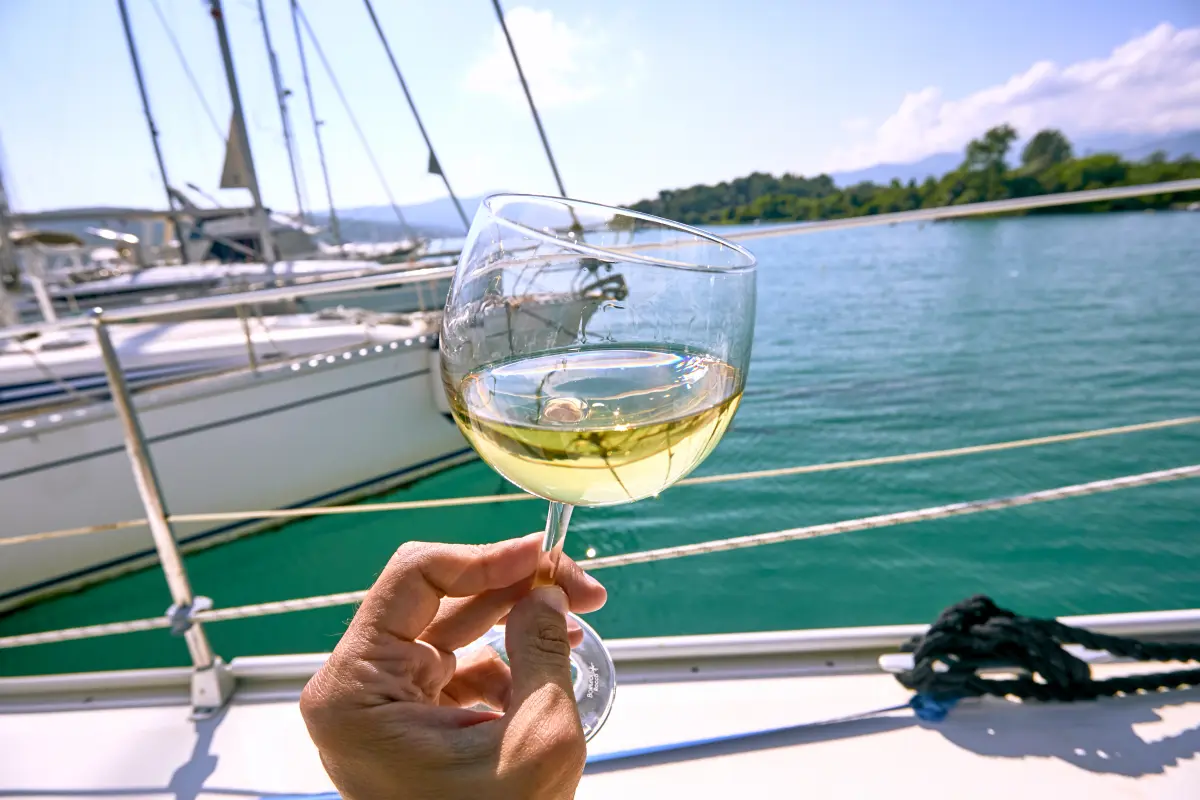 weisswein_yacht_boot_glas_see_wasser weisswein_yacht_boot_glas_see_wasser