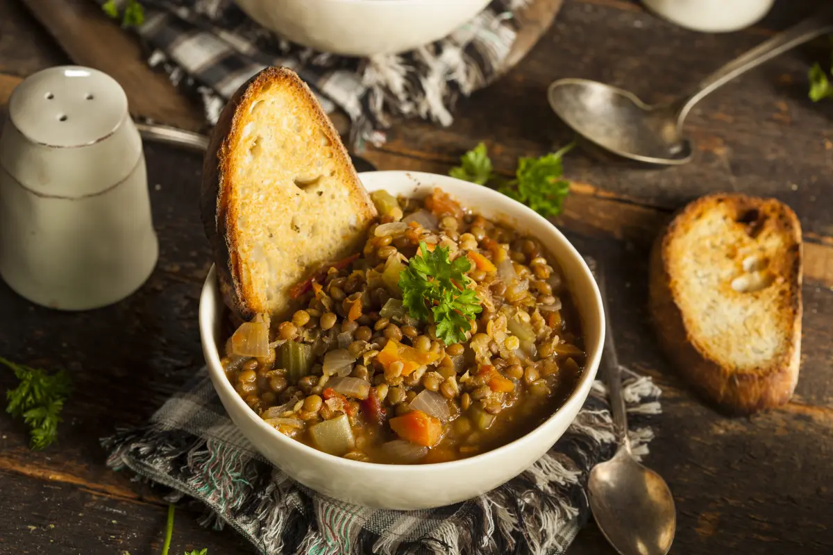 Linsensuppe_geroestete_brotscheibe_wurzelgemuese_kraueter