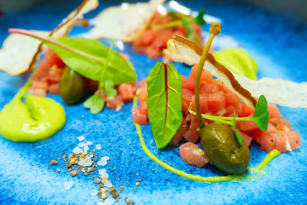 kapernaepfel_thunfisch_lachs_tatar_blueten kapernaepfel_thunfisch_lachs_tatar_blueten