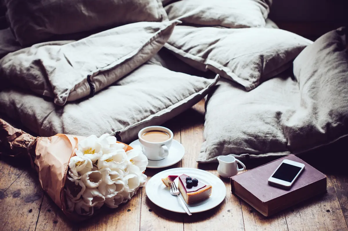 kaffee_tulpen_smartphone_milch_buch_kissen_kaesekuchen kaffee_tulpen_smartphone_milch_buch_kissen_kaesekuchen