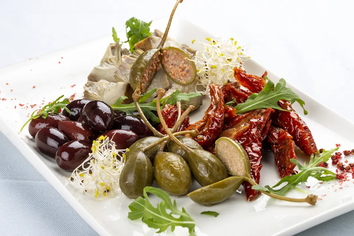 Kapern_mit_Stiel_Antipastiteller_Oliven_Sardellen_Tomaten_getrocknet_sprossen_rucola Kapern_mit_Stiel_Antipastiteller_Oliven_Sardellen_Tomaten_getrocknet_sprossen_rucola