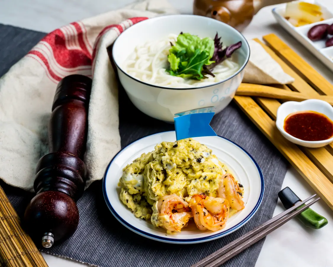 trueffel_butter_ruehrei_Garnelen_japanischer_nudelsalat