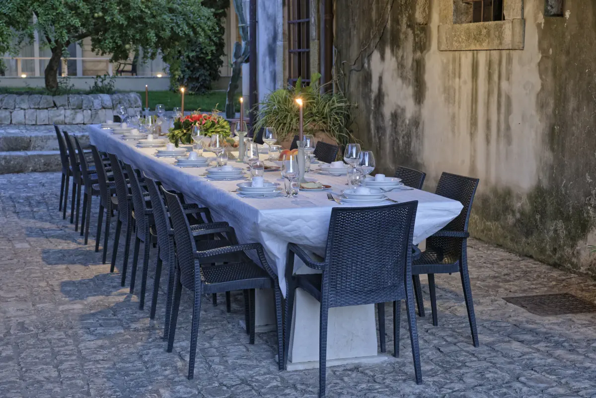 sizilien_gedeckter_tisch_tafel_innenhof sizilien_gedeckter_tisch_tafel_innenhof