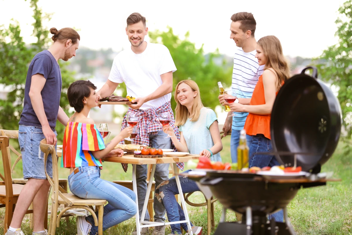 alkoholfreier_wein_freunde_bbq_grillen_garten_feiern alkoholfreier_wein_freunde_bbq_grillen_garten_feiern