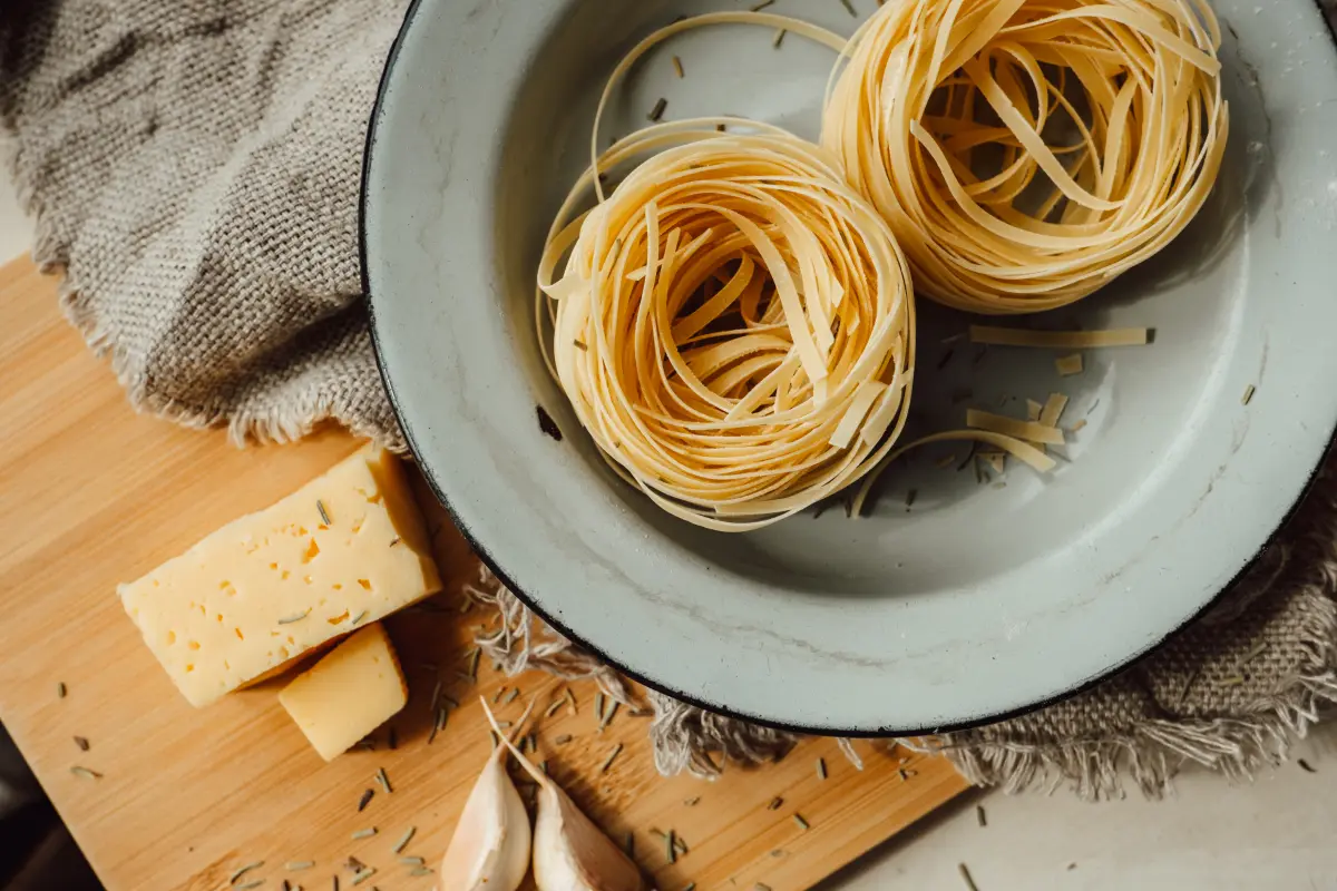 Tagliolini_Nudelnester_Knoblauch_Gewuerze_Kaese Tagliolini_Nudelnester_Knoblauch_Gewuerze_Kaese