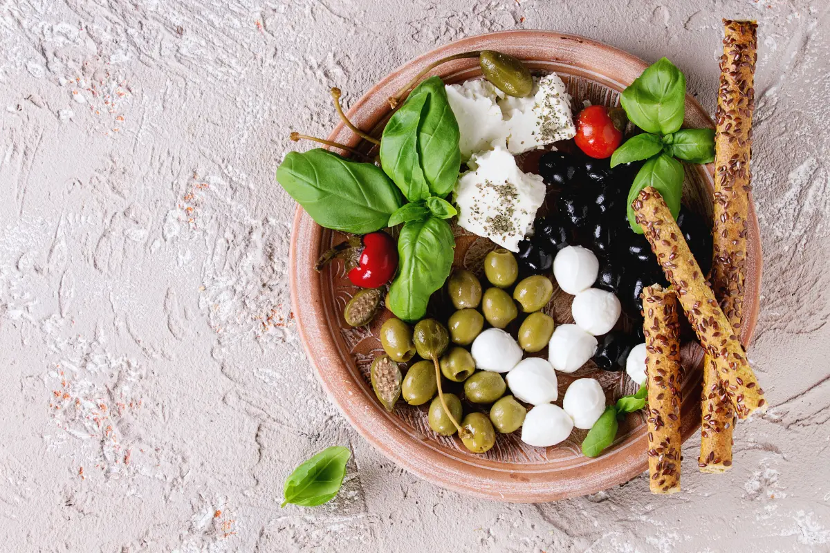 gruene_oliven_mediterran_vorspeise_feta_mozzarella_grissini_basilikum gruene_oliven_mediterran_vorspeise_feta_mozzarella_grissini_basilikum