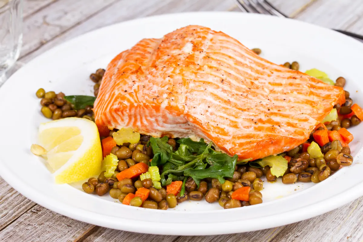 linsen_lachsfilet_ruccola_gemuese_kraueter_zitrone