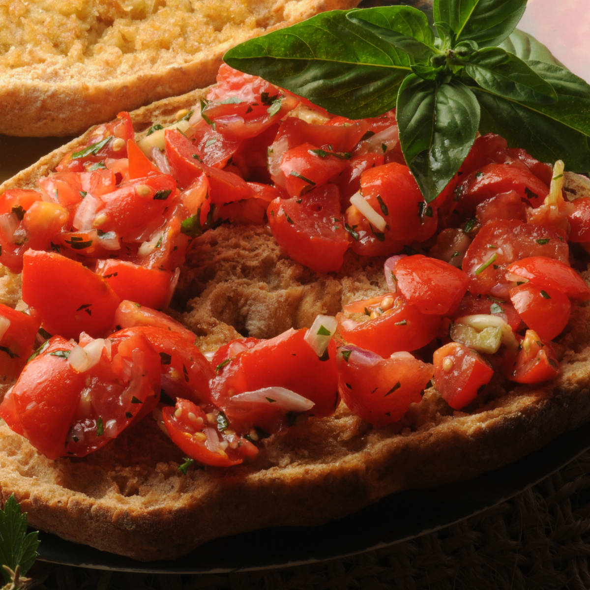 Brotscheibe mit Tomatenstücken