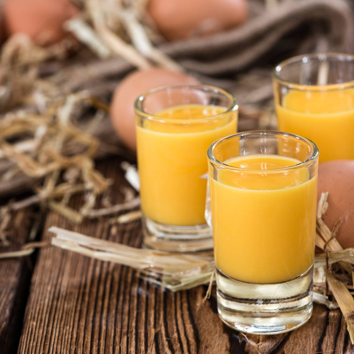 Eierlikör in Gläsern