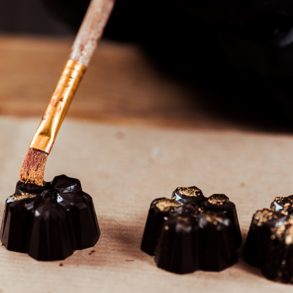 Schokolade mit Gold bepinseln