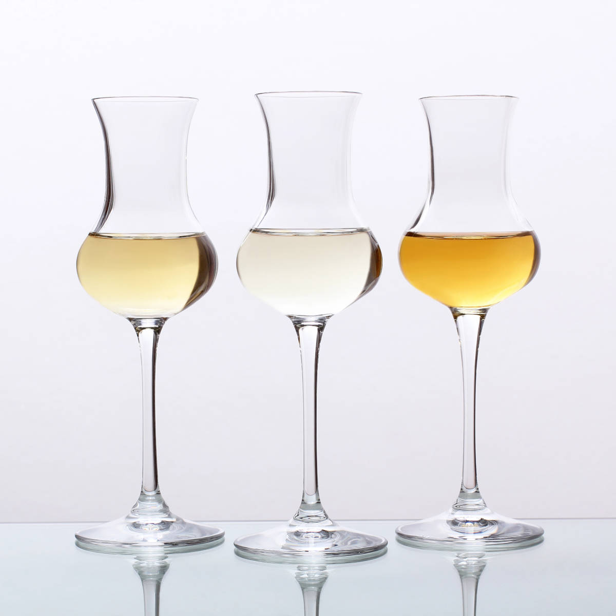 Drei Grappa-Gläser gefüllt