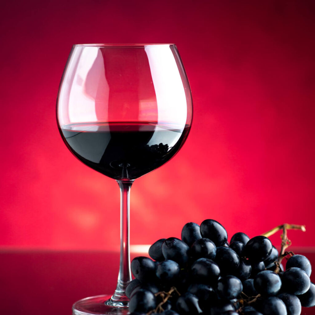 Rotwein mit roten Weintrauben