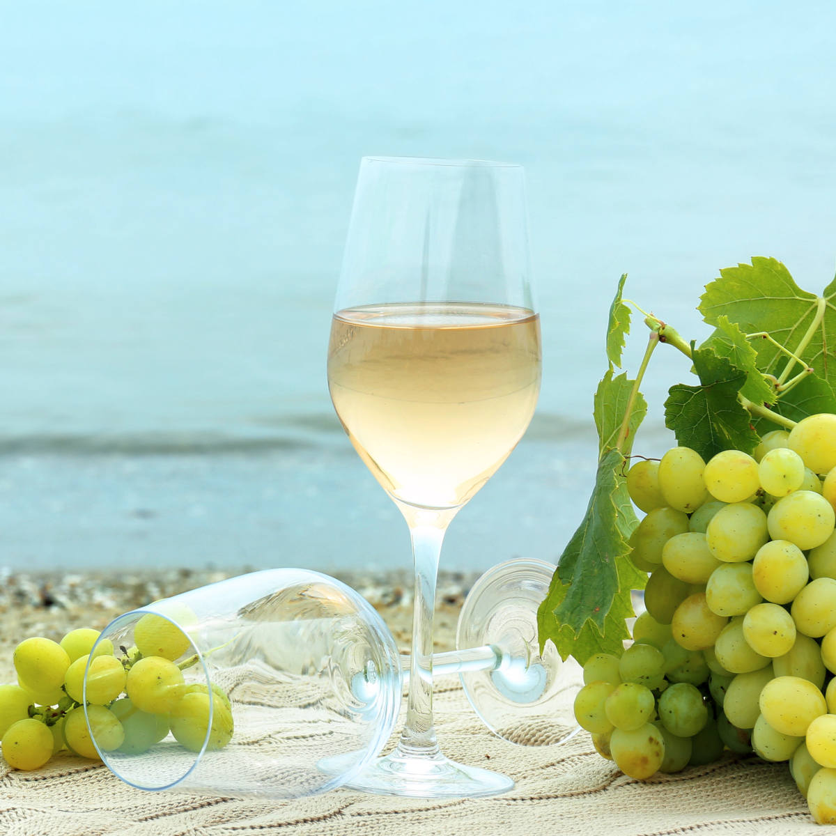 Ein Glas Weißwein mit Weintrauben