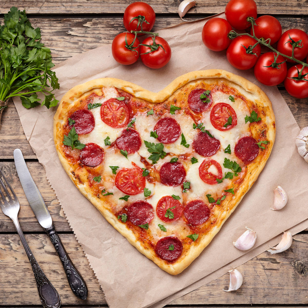 Knoblauchpizza in Herzform