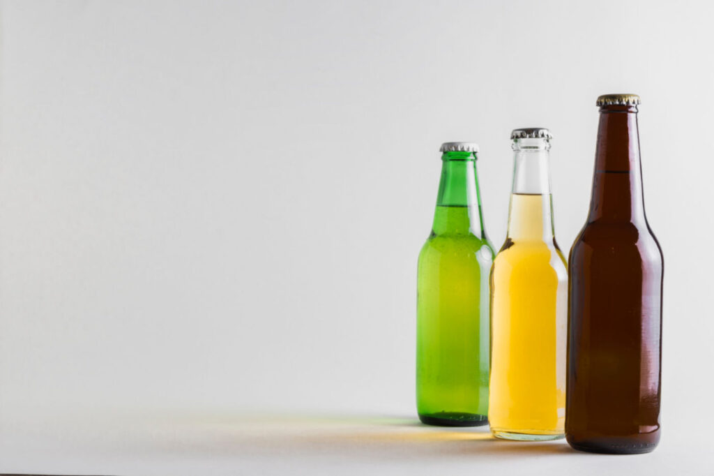 Verschiedene Fruchtgeränke in Flaschen