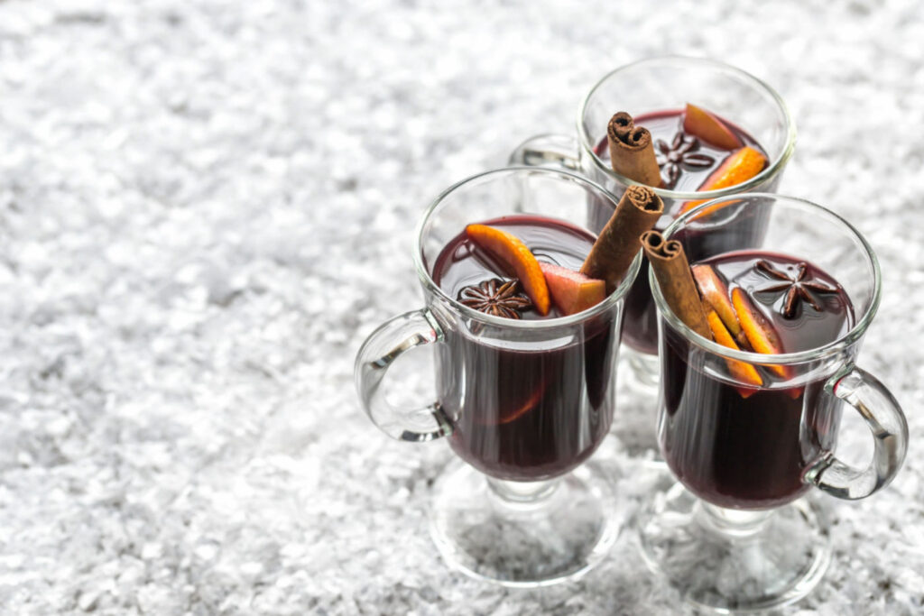 Gläser Glühwein im Schnee