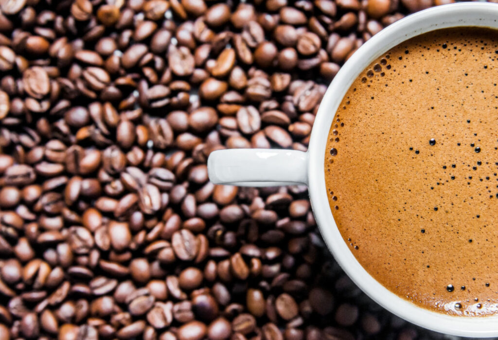 Kaffeetasse und Kaffeebohnen auf Tisch