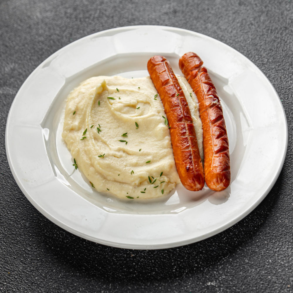 Kartoffelpüree und gebratene Würstchen