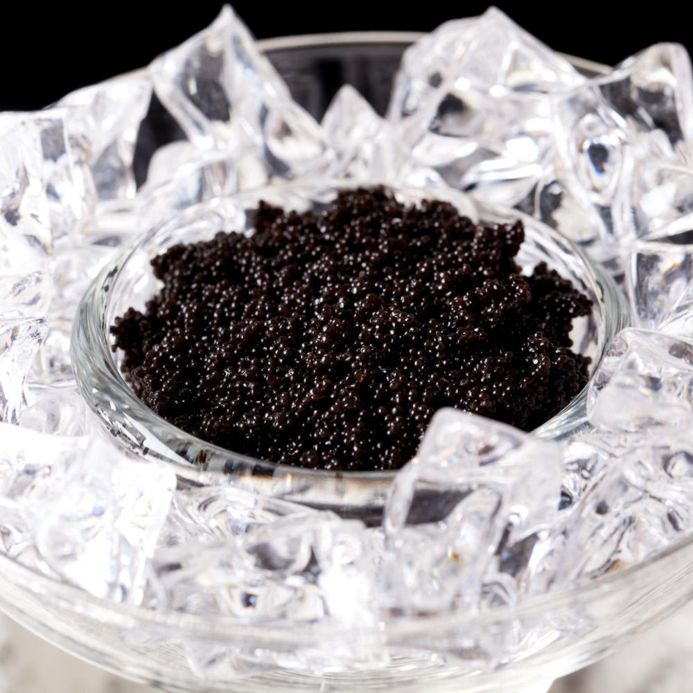 Eiswürfeln in Glas, in der mitte ein ist Kaviar