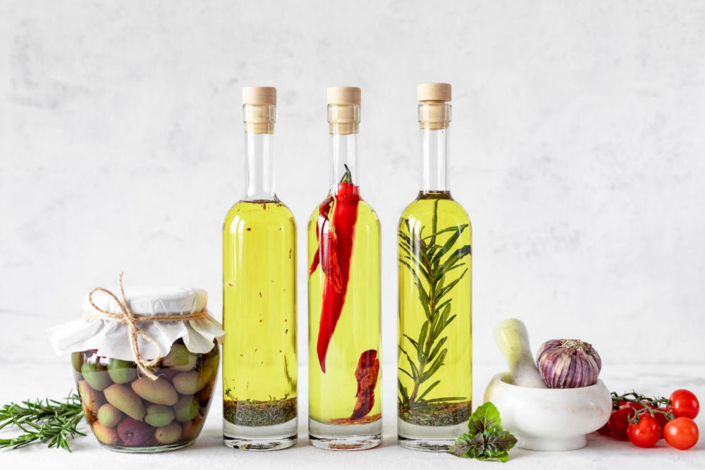 Verschiedene Essige und Öle 