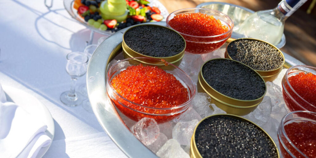 Verschiedene Kaviarsorten auf Eis Serviert